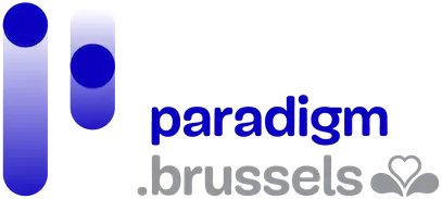 Logo van 'paradigm.brussels' in blauw met twee abstracte vormen die op uitroeptekens lijken aan de linkerkant en een gestileerde wolk aan de rechterkant